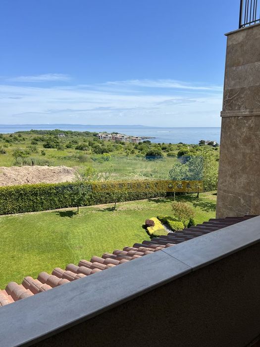 Тристаен с гледка море