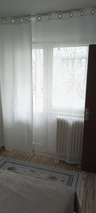 Închiriez apartament cu doua camere.