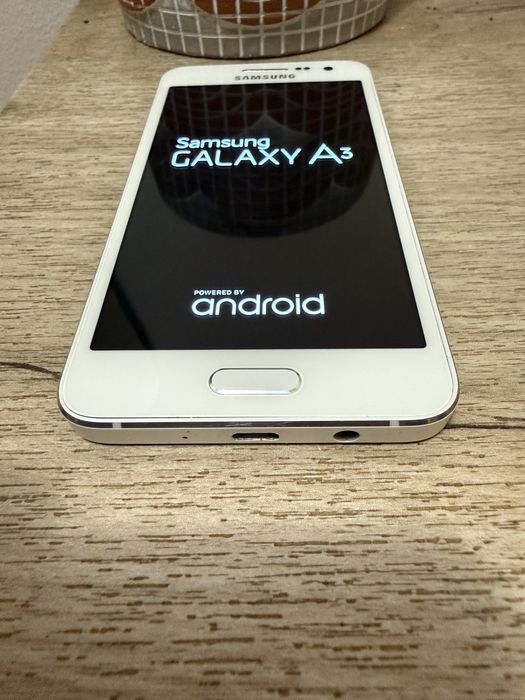 Samsung Galaxy A3 (2015) White , stare estetica foarte buna