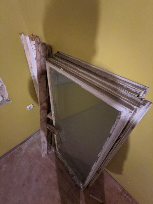 Подарява се стара свалена дървена дограма - 15 прозореца и 2 врати