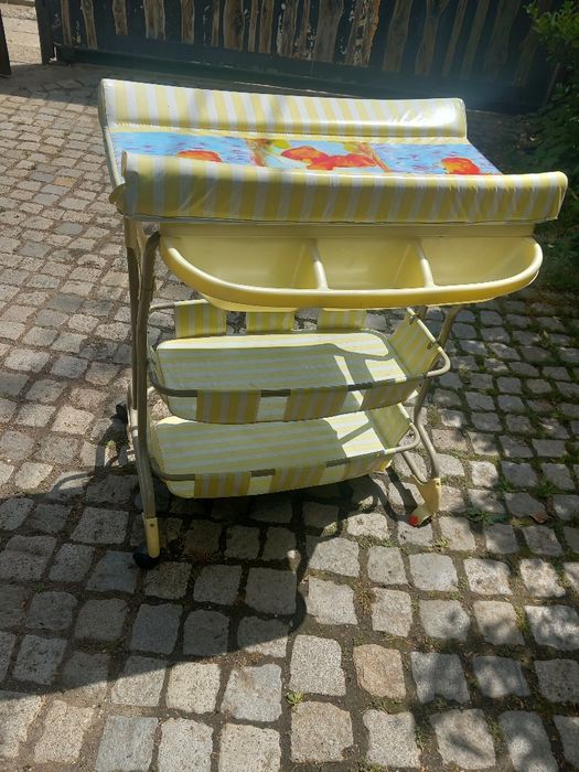 Вана с маса за повиване