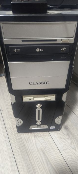 Vând computer Intel(R) Core(TM)2 Quad CPU Q8300  4,00 GB RAM 

2.50GHz