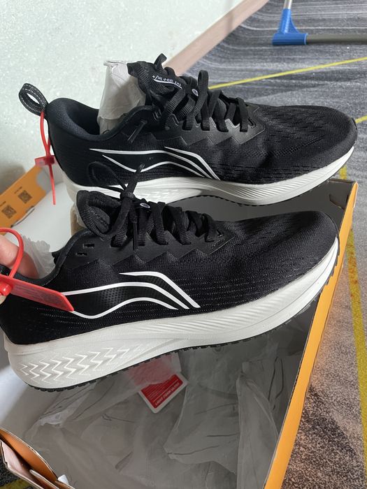 Кроссовки от фирмы Li-ning