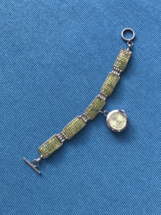 Ceas verde cu cadran accesoriu