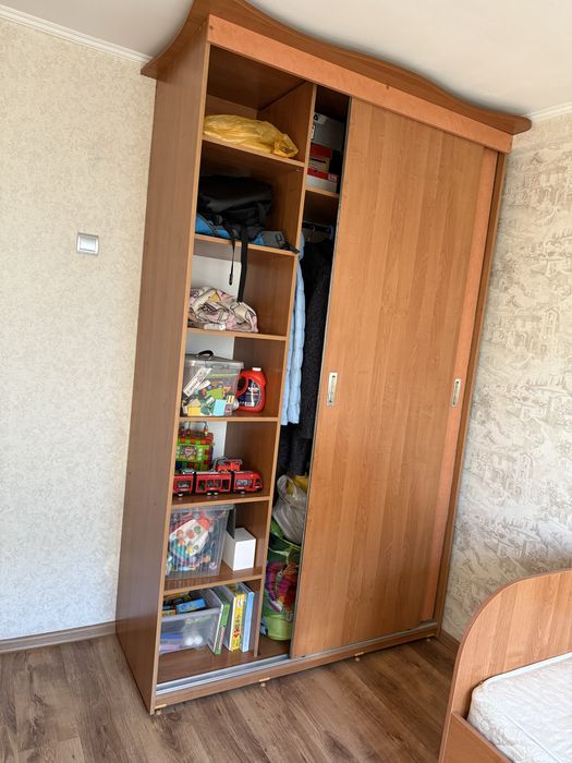 Кровать , шкаф, комод и стол .