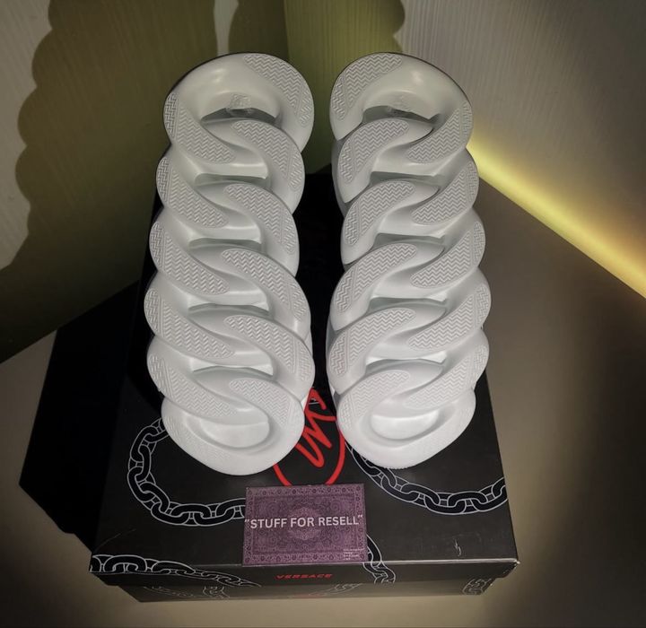 Adidasi versace chain reaction