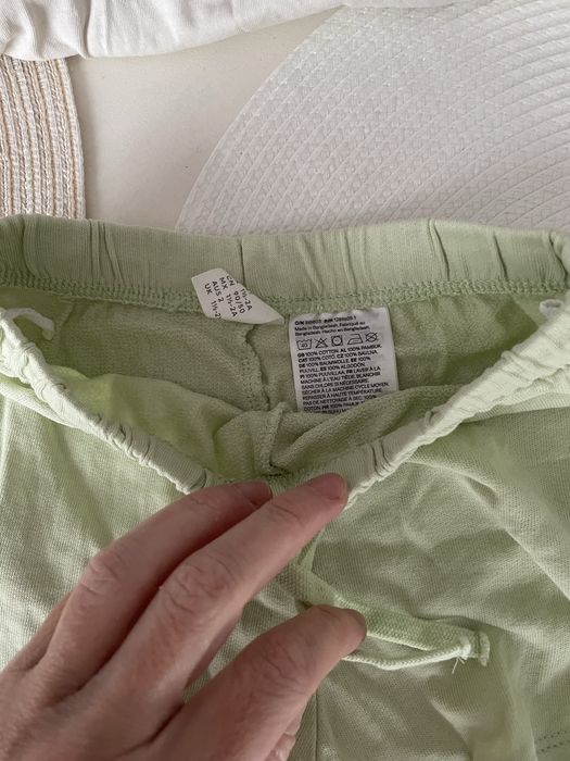 Set de haine de vară H&M pentru băieței de 1,5–2 ani (86–92 cm) — include tricouri, pantaloni scurți, o șapcă și o pălărie de soare.