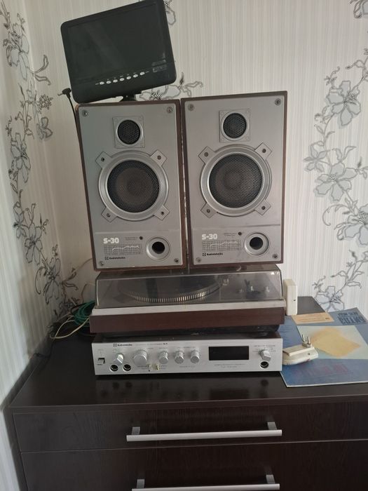 Усилитель, колонки, проигрыватель.