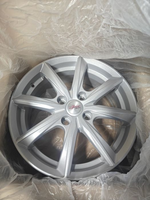 Титановый диска и шины