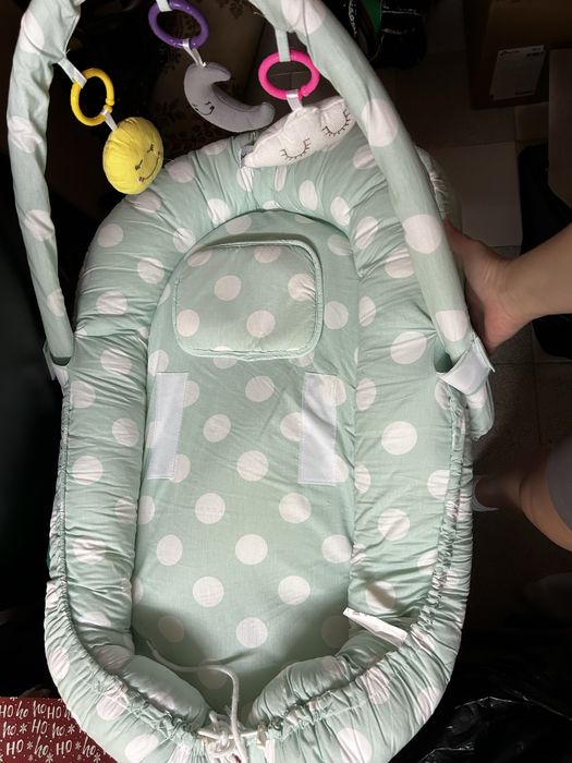 Бебешко гнездо с висящи играчки