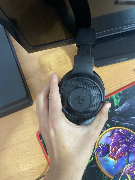 Casti razer cu fir