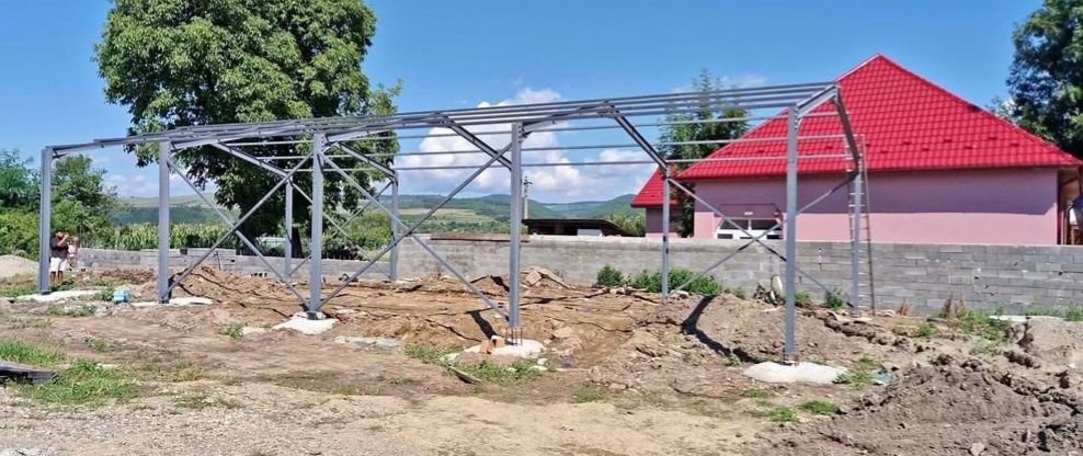 vând structuri metalice de exemplu am 10 cu 20 10 cu 15 10 cu 25 avem și alte dimensiuni facem și pe comandă facem și cu montaj și fără montaj