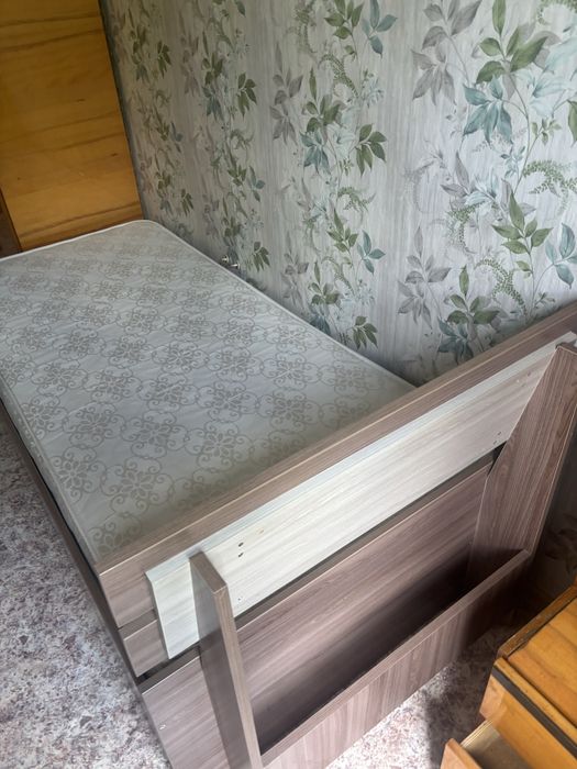 Продам кровать с матрасом