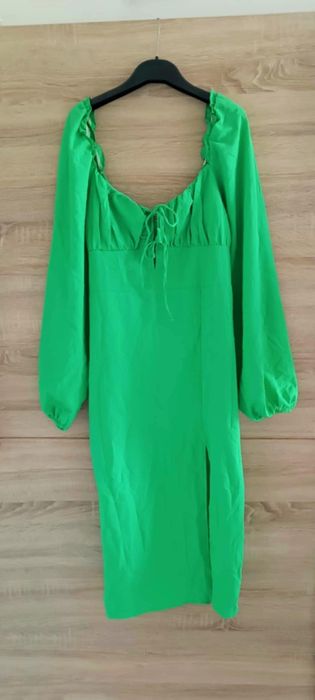 Нова рокля NLY trend в наситено зелен цвят, размер 42!