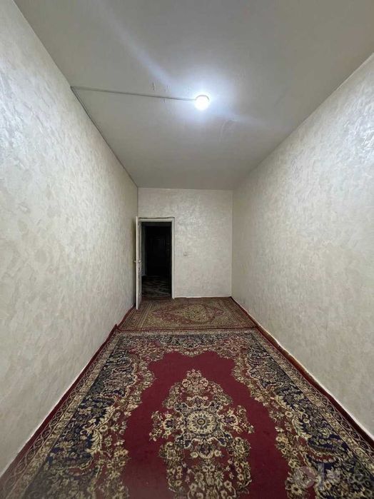 2 xonali uy, Farhod bozori yaqinida, yo'lning yuzida