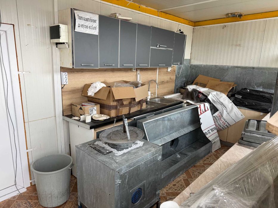 Оборудван контейнер за бързо хранене