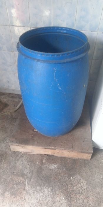 Бидони пластмасови