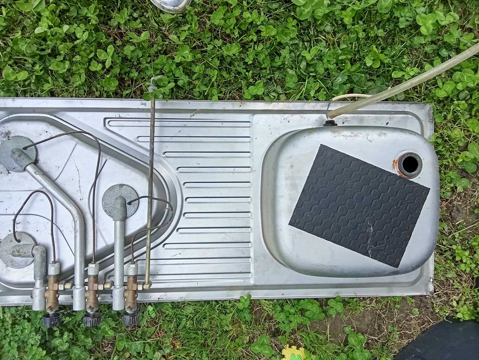 Плот мивка за каравана с три газови котлона - 50 евро.