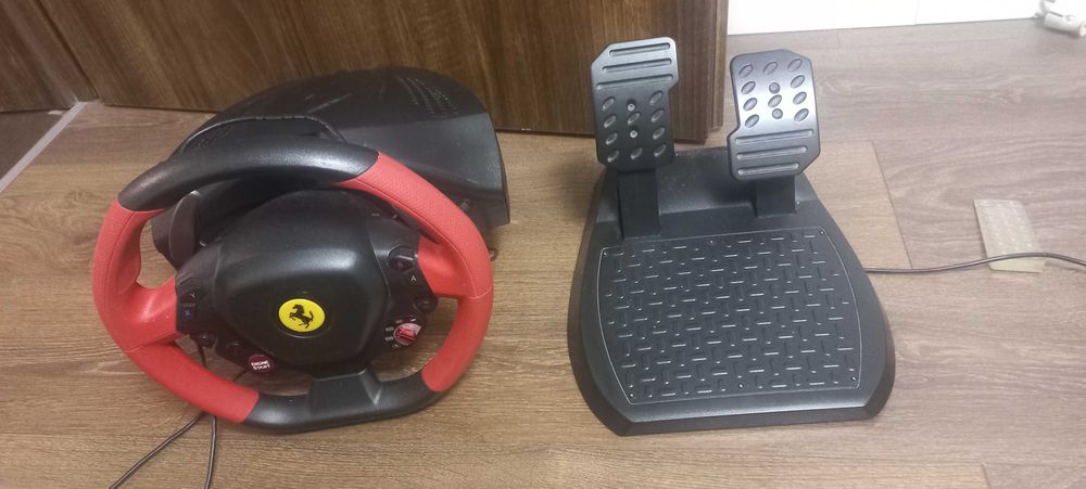 Vand volan si pedale trustmaster- pentru pasionatii de racing