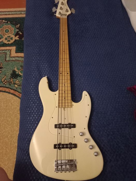 Продам бас-гитару Bacchus