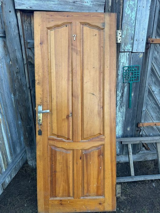 Продам деревянную дверь
