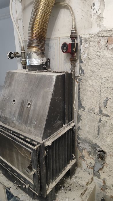 Чугунена камина на дърва с водна риза