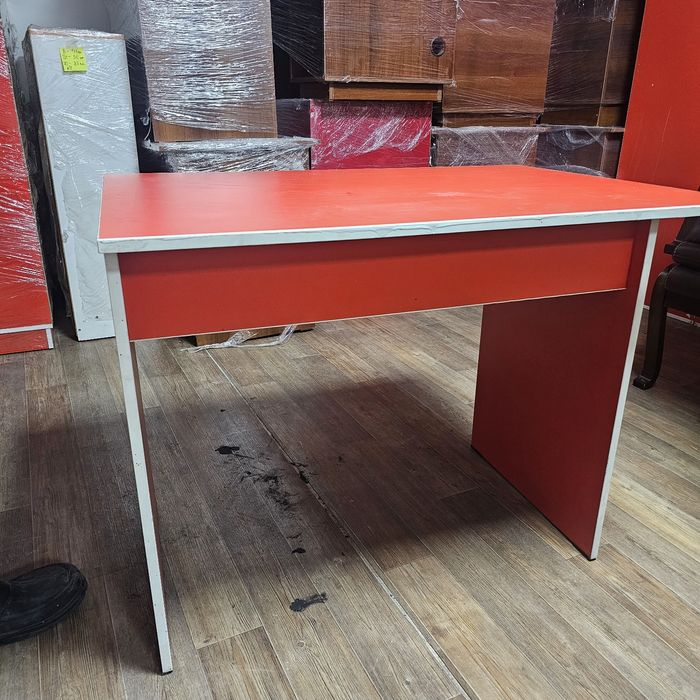 Шкаф для вещей, стол фоисны и тумба