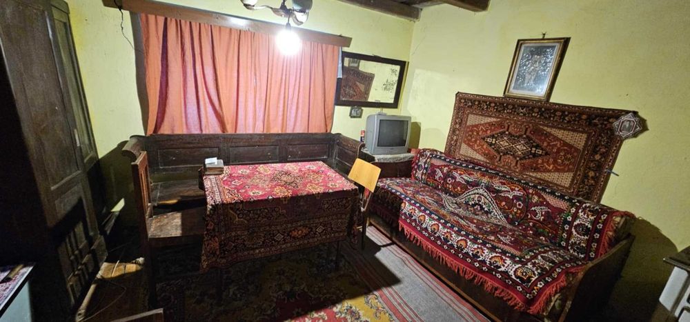 Casa la tara cu cabana in curte