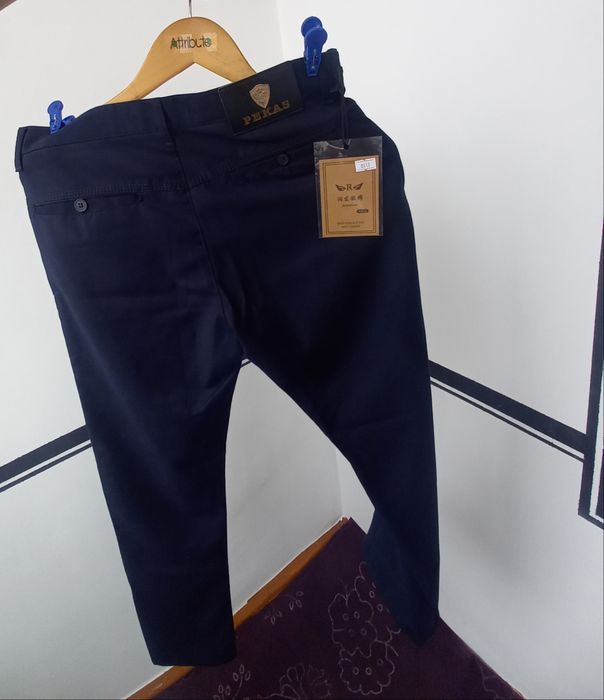 Ayollar hojatxonasining yashirin kamerasini pastdan onlayn tomosha qiling