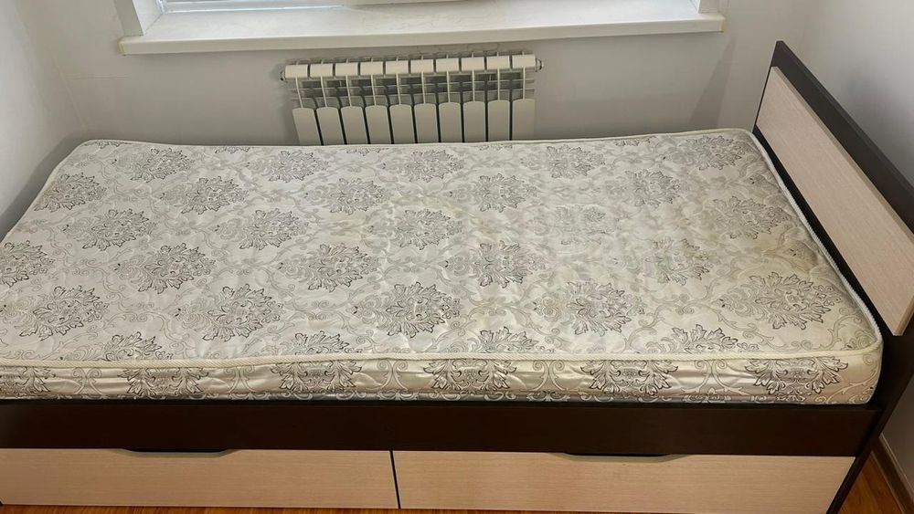 Продам кровать с выдвижными ящиками,в хорошем состоянии.