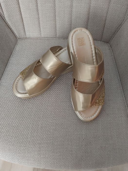 Продавам чисто нови чехли