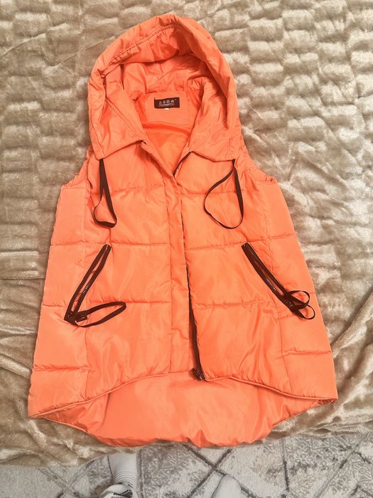 Жилет утепленный с капюшоном