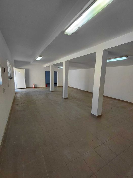 Vand spatiu compus din hala si birouri