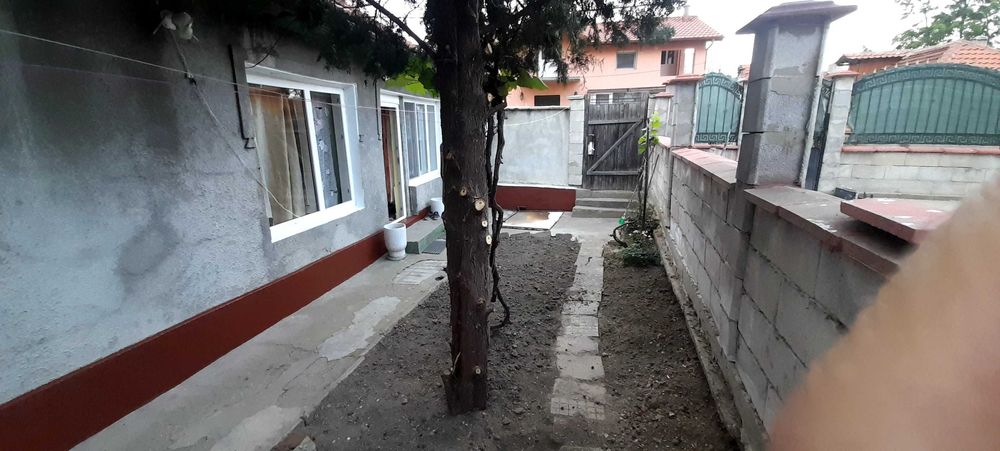 Продавам къща с дворно място