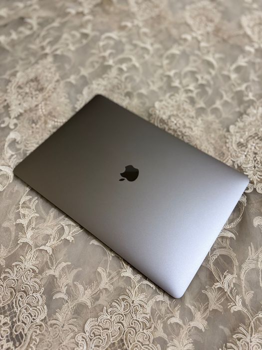 Macbook pro i7 16/256gb
