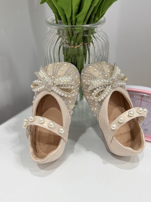 Продаю нарядные туфельки для девочки