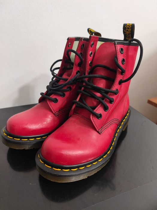 Bocanci Dr. Martens noi. Pretul la jumatate fata de cel de magazin.