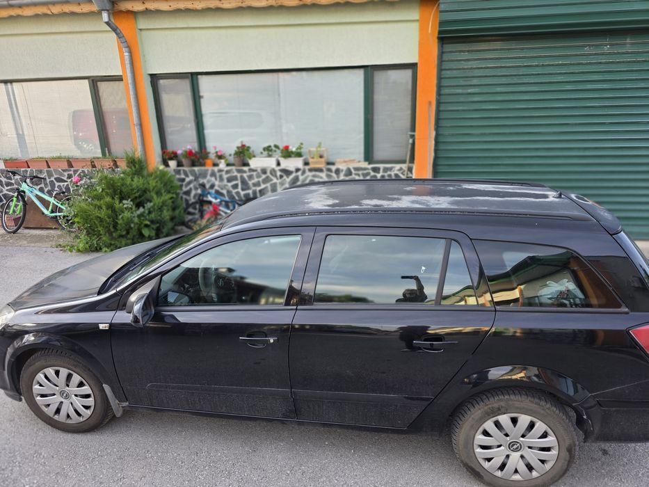 Opel Astra  черна
