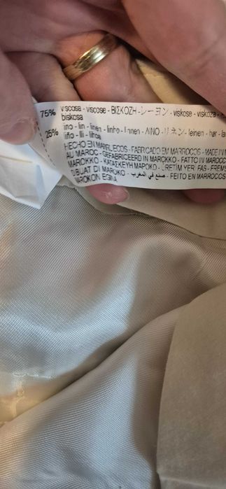 Pantaloni drepti, produs nou cu eticheta