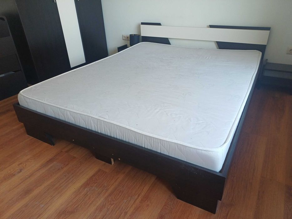 Продавам комплект за спалня: гардероб, легло комплект , нощни шкафчета