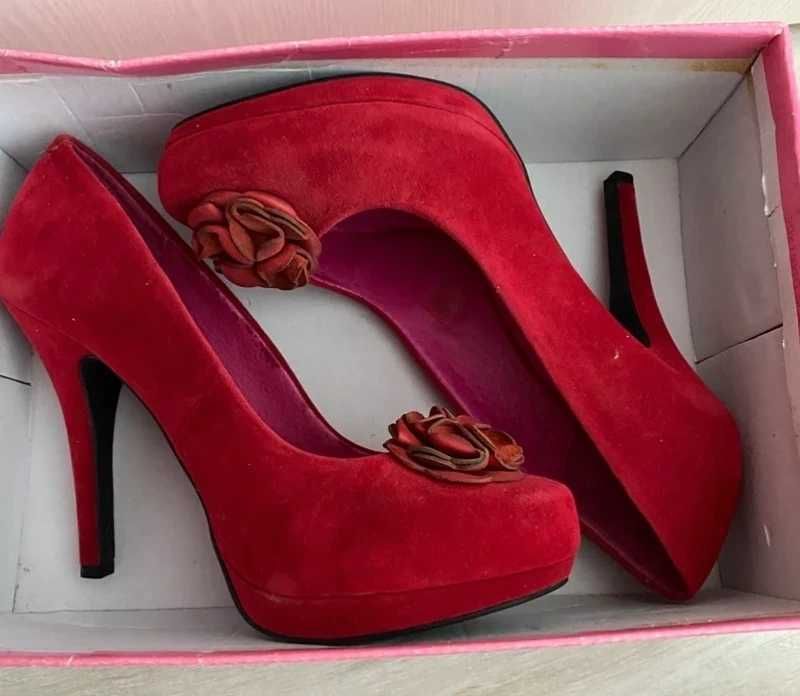 Pantofi din piele intoarsa.