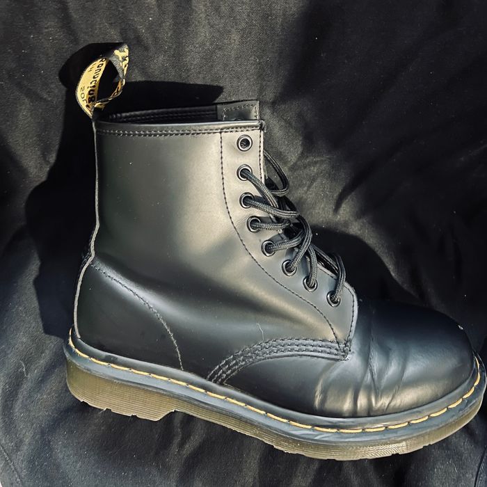 Дамски Кубинки Dr. Martens Vegan 1460
в черно с равна подметка