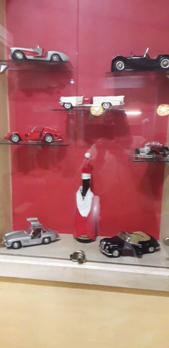 Продавасе колекция от коли