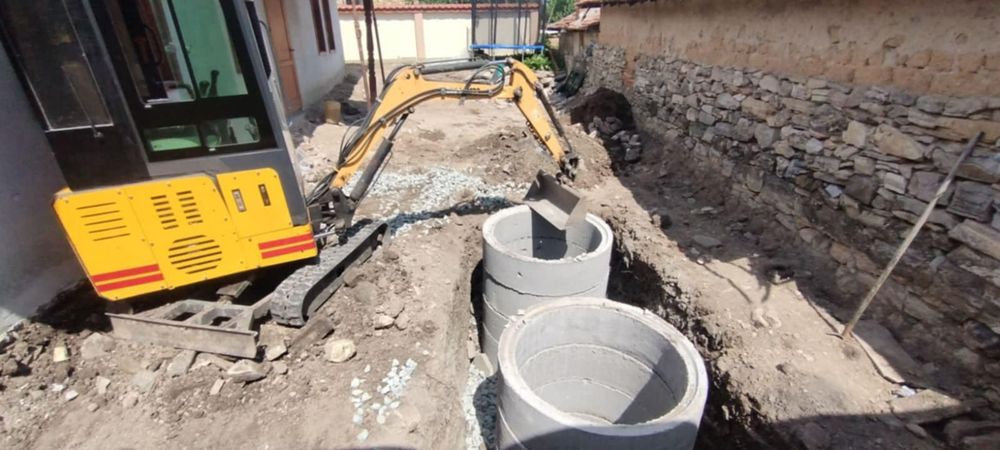 Услуги с Мини Багер; Мини Челен Товарач {Фадрома; Бобкат} и Самосвал