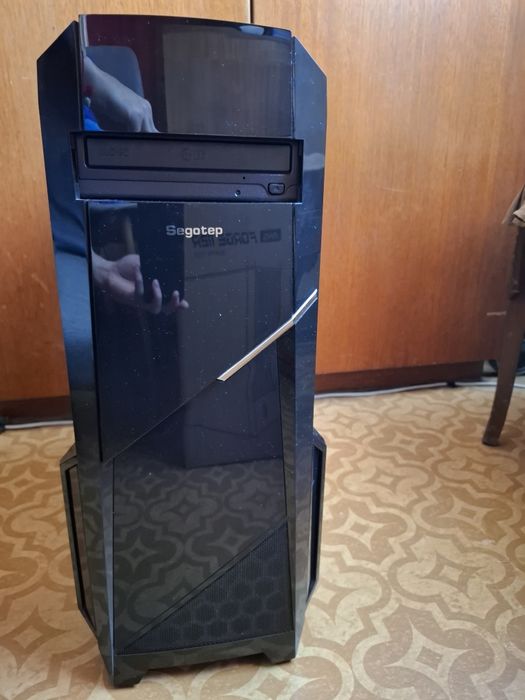 Отличен геймърски компютър с GTX 1070, I7 6700K, 16GB RAM, 736GB SSD