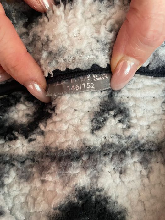 Бял пуловер за дете