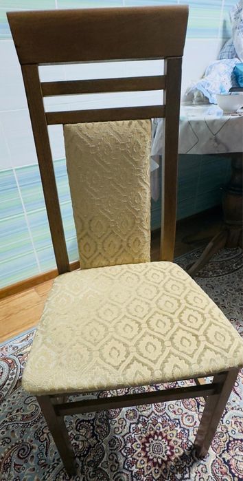 Стол и стулья для кухни и гостиной