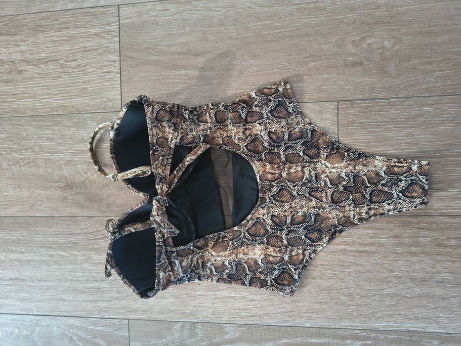 Vând costum de baie cu eticheta