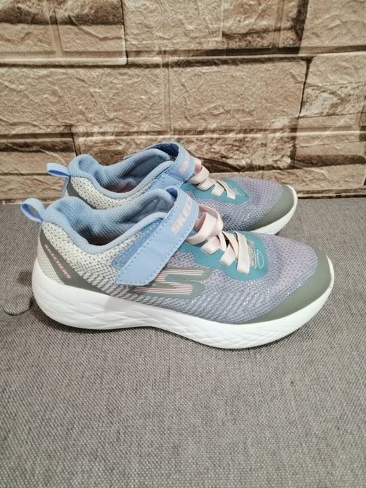 Различни размери маратонки и пантофки