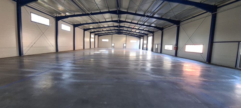 Finisare beton cu elicopter și cuart in curte - industrial